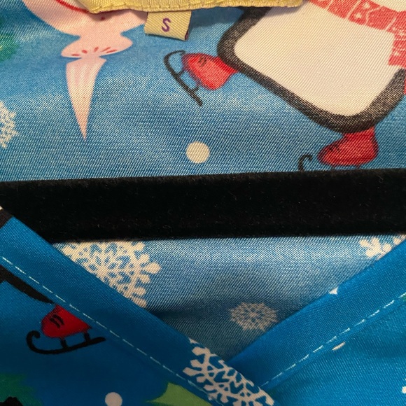 Women's Penguin Ornaments Sweaters Gabby Brooke Scrub Top Small NWT 9100M-1398 - Picture 3 of 5